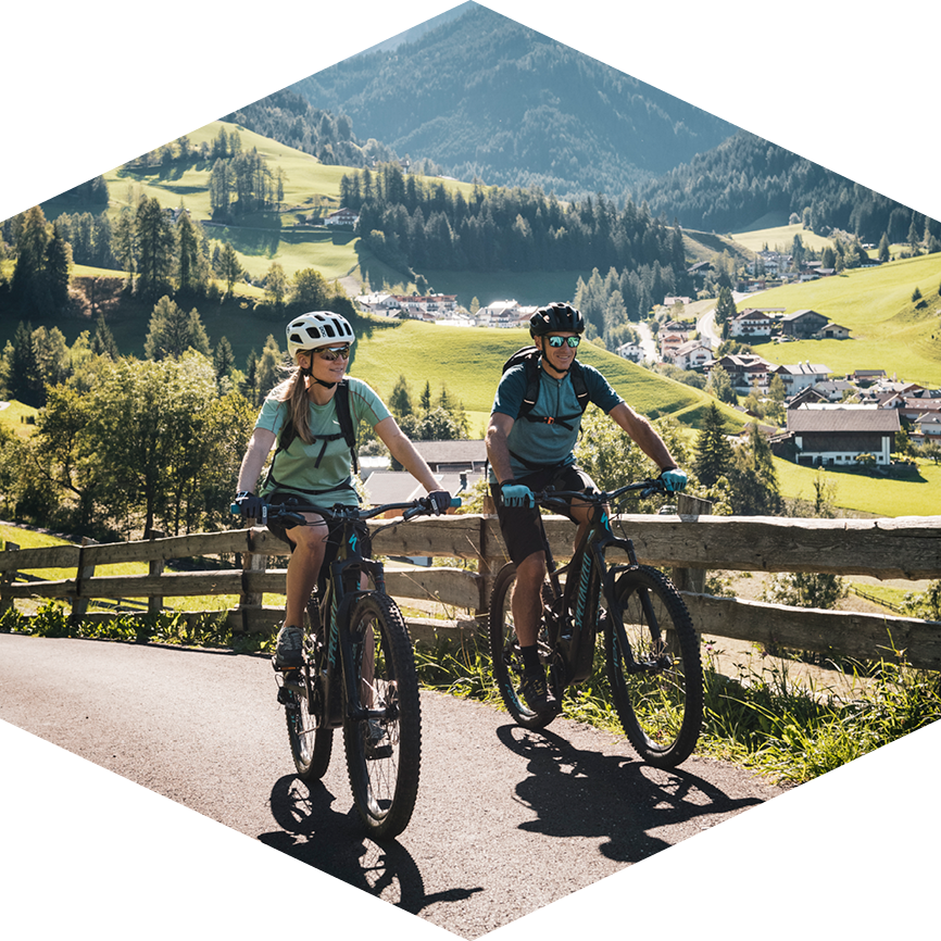 Ruhe finden – entspannen auf einer Bank mit Dolomitenblick.
