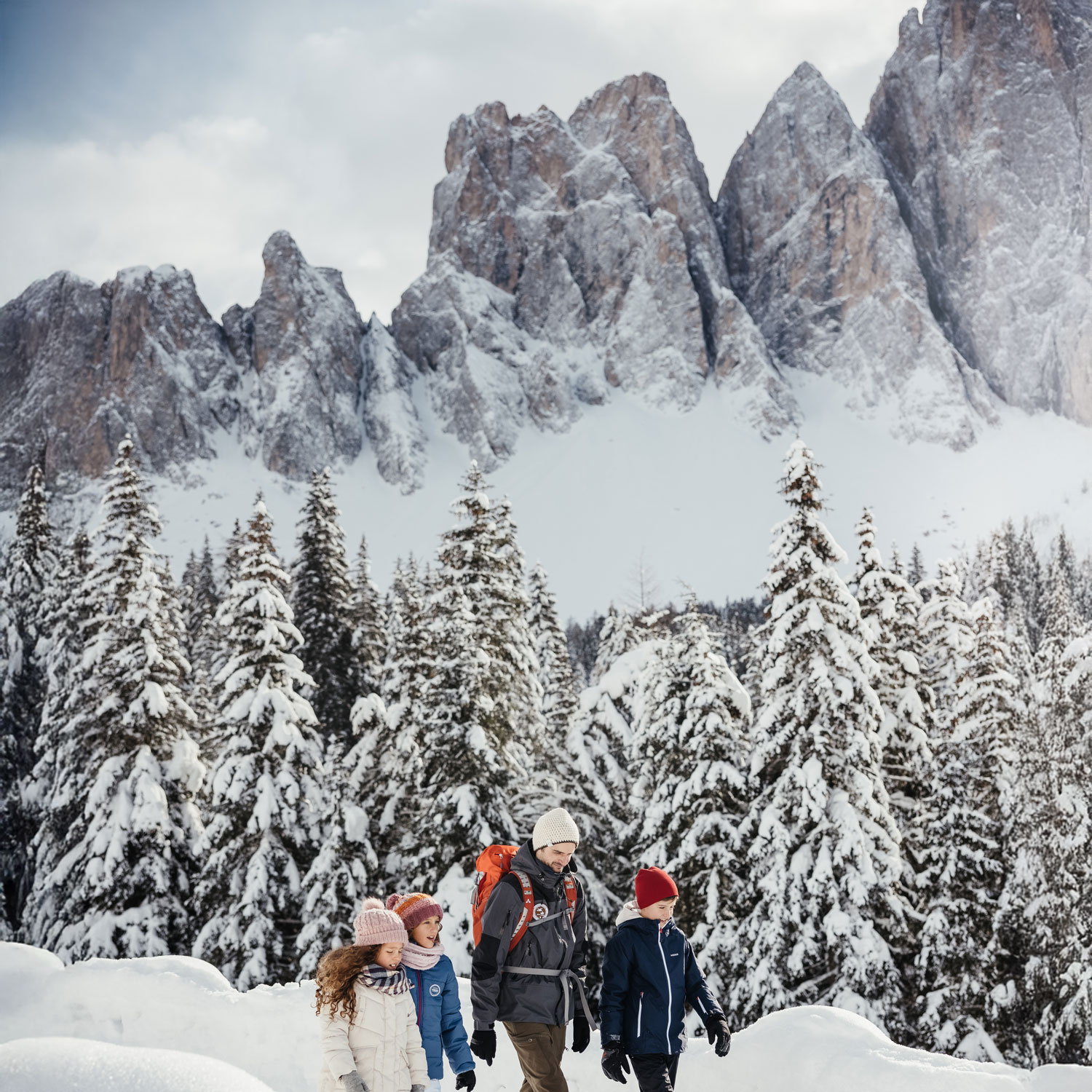 Familie bei einer Winterwanderung unter den Geislerspitzen